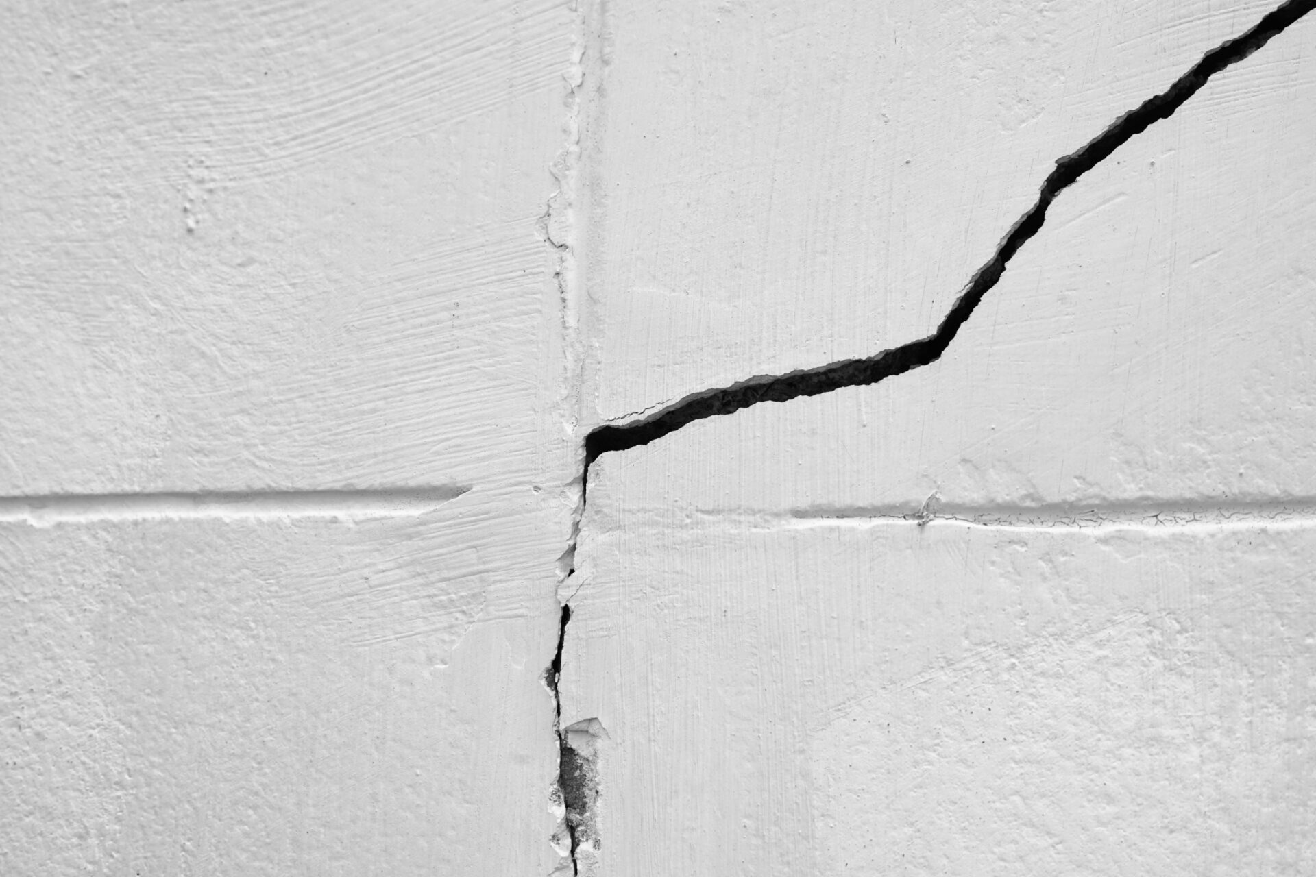 Home problem, building problem wall cracked need to repair